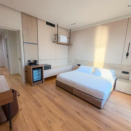 Coral & 4* Radhimë